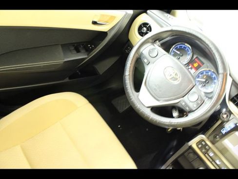 Used 2018 Toyota Corolla LE w/ Carpet Mat Package (TMS) FWD image 16