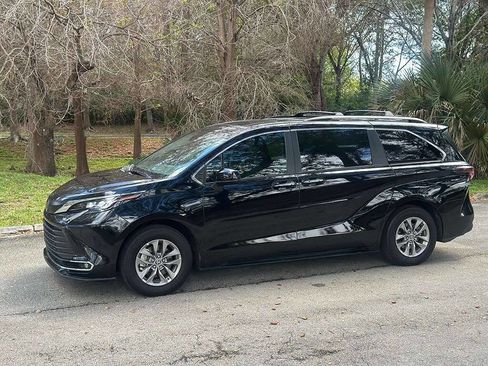 Used 2024 Toyota Sienna XLE image 7