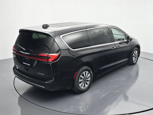 Used 2023 Chrysler Pacifica Touring-L FWD image 32