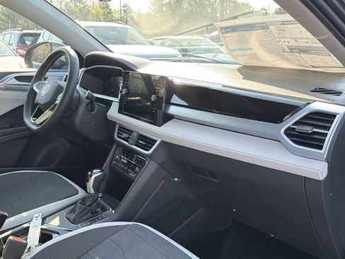 New 2026 Volkswagen Taos SE FWD image 20