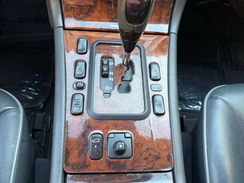 Used 2001 Mercedes-Benz E 320 Sedan image 18