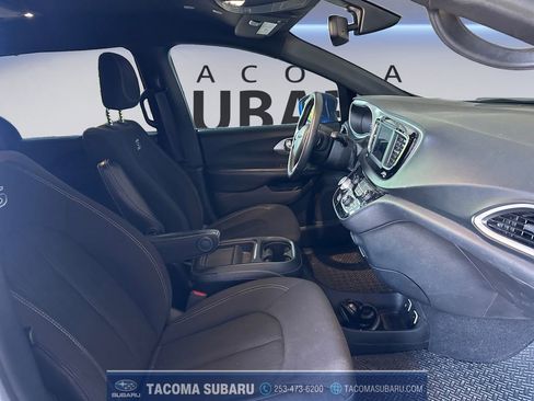 Used 2020 Chrysler Pacifica Touring w/ S Appearance Package FWD image 17