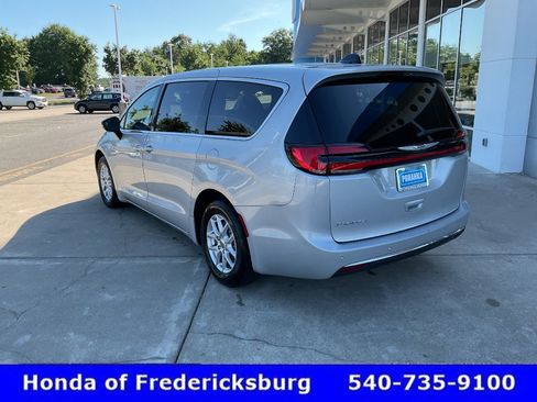 Used 2024 Chrysler Pacifica Touring-L FWD image 4