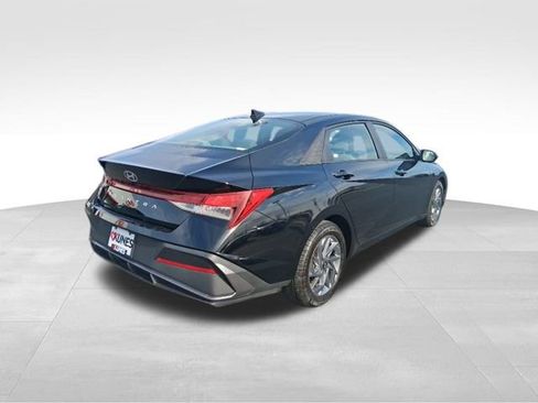 Used 2024 Hyundai Elantra SEL image 6