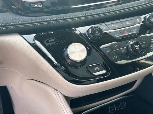 Used 2023 Chrysler Pacifica Limited image 19