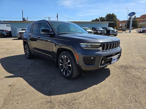 Used 2022 Jeep Grand Cherokee Overland w/ Luxury Tech Group IV image 4