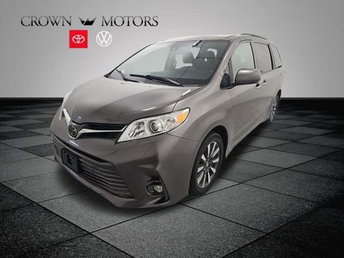 Used 2018 Toyota Sienna XLE image 3