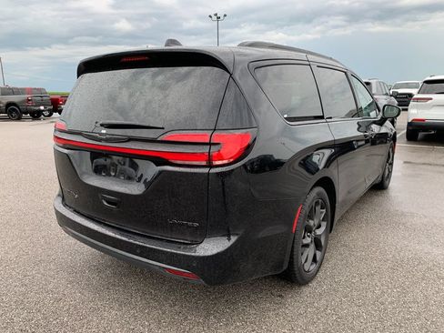 Used 2025 Chrysler Pacifica Limited FWD image 9