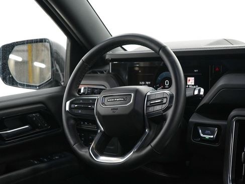 Used 2025 GMC Yukon Denali AWD/4WD image 17