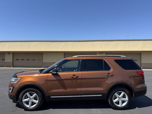Used 2017 Ford Explorer XLT AWD/4WD image 4