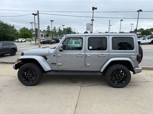 Used 2021 Jeep Wrangler Unlimited Sahara AWD/4WD image 9