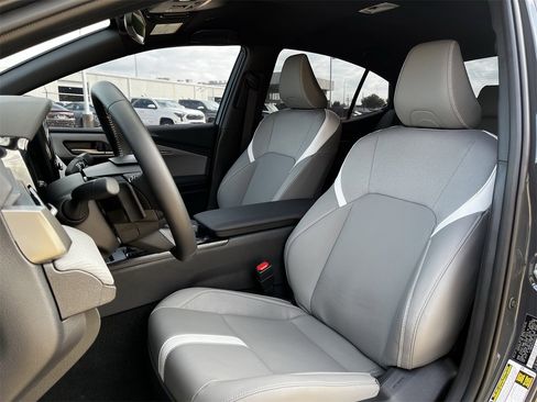 Used 2025 Toyota Camry Hybrid image 22