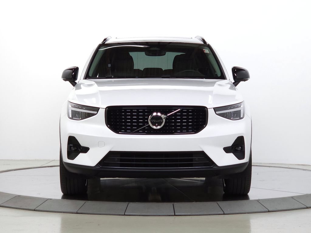 Certified 2024 Volvo XC40 B5 Plus w/ Climate Package AWD/4WD image 2