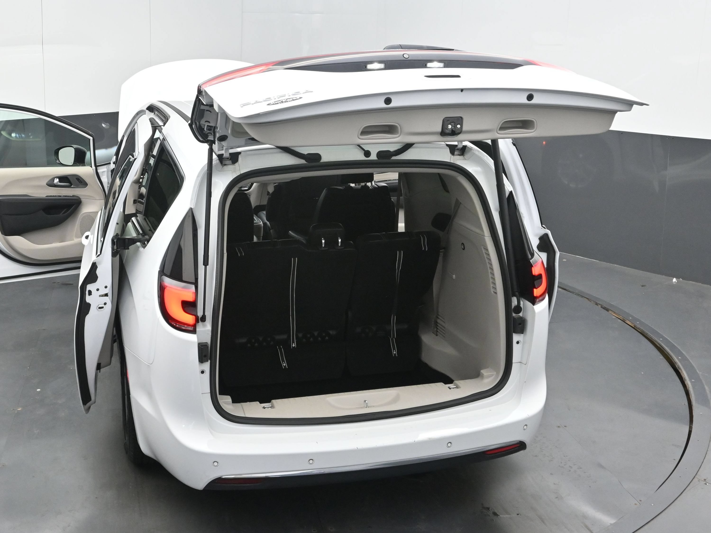 Used 2024 Chrysler Pacifica Touring-L FWD image 47