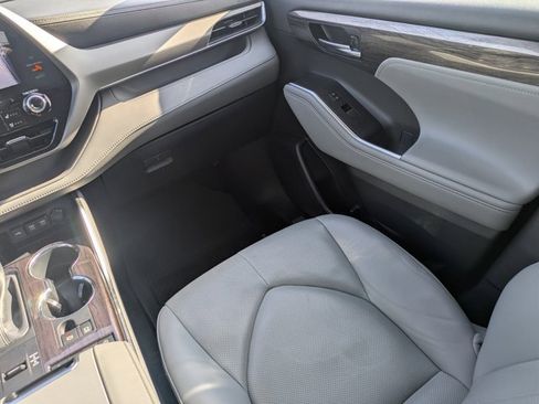 Used 2020 Toyota Highlander Limited image 18