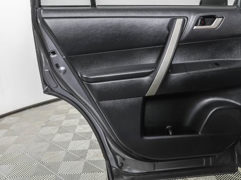 Used 2012 Toyota Highlander SE w/ Tow Pkg image 41