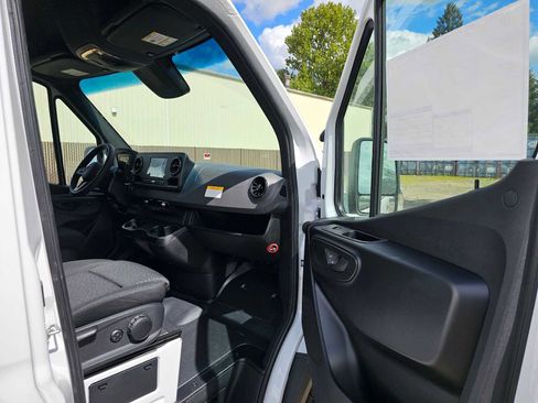 Used 2024 Mercedes-Benz Sprinter 2500 image 10