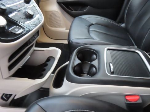 Certified 2024 Chrysler Pacifica Touring-L FWD image 6