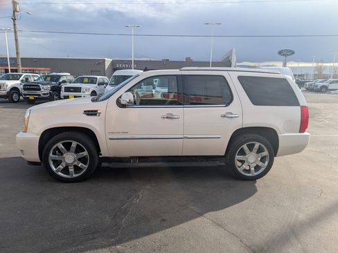Used 2012 Cadillac Escalade Luxury image 5