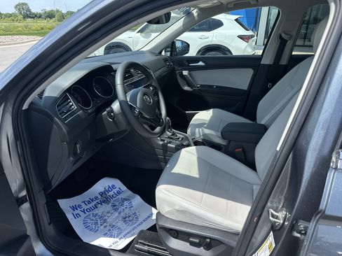 Used 2020 Volkswagen Tiguan SE w/ Panoramic Sunroof Package AWD/4WD image 9