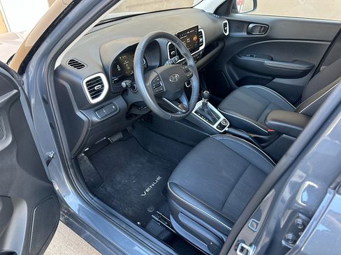 Used 2025 Hyundai Venue Limited image 11