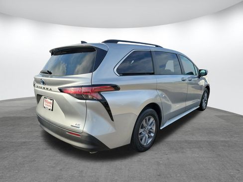 Certified 2022 Toyota Sienna LE image 5