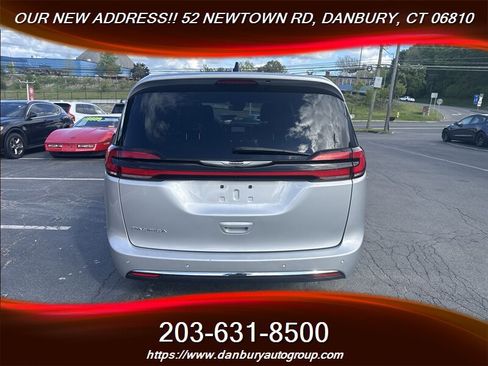 Used 2024 Chrysler Pacifica Touring-L FWD image 3