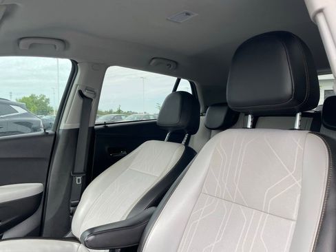 Used 2020 Chevrolet Trax LT w/ LT Convenience Package image 19