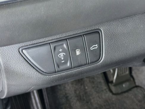 Used 2025 Genesis G70 2.5T RWD image 17