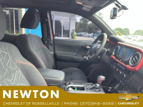 Used 2017 Toyota Tacoma TRD Sport AWD/4WD image 8
