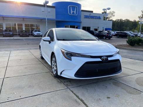 Used 2023 Toyota Corolla LE FWD image 2