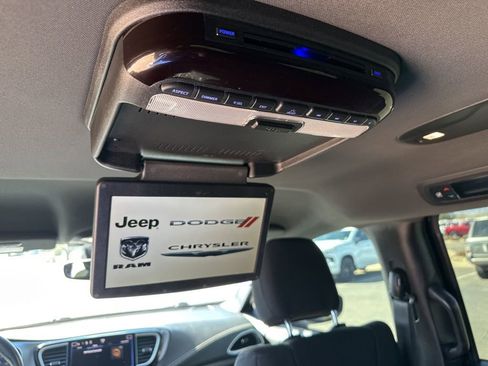 Used 2021 Chrysler Pacifica Touring w/ S Appearance Package image 21