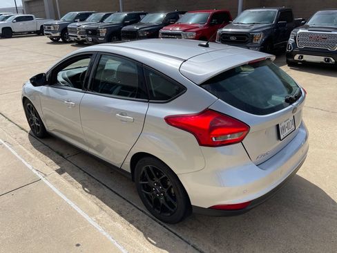 Used 2016 Ford Focus SE w/ Equipment Group 201A FWD image 4