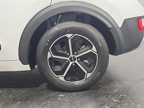 Used 2024 Kia Niro LX image 32