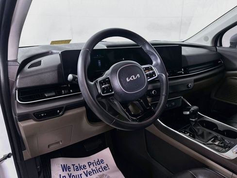 Used 2025 Kia Carnival EX FWD image 9