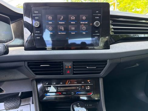 Used 2025 Volkswagen Jetta SE w/ Sunroof Package FWD image 21