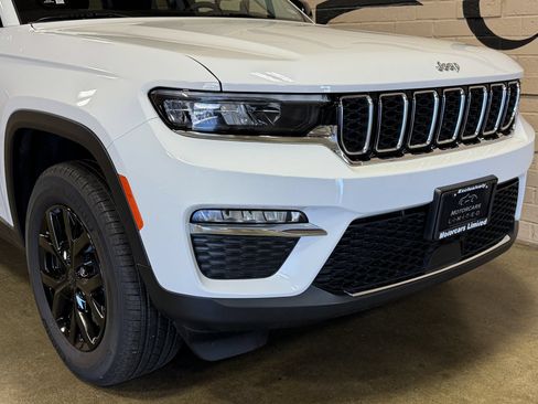 Used 2023 Jeep Grand Cherokee Limited AWD/4WD image 15