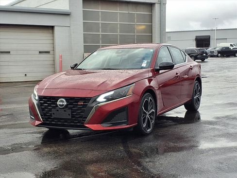 Used 2024 Nissan Altima 2.5 SR image 2