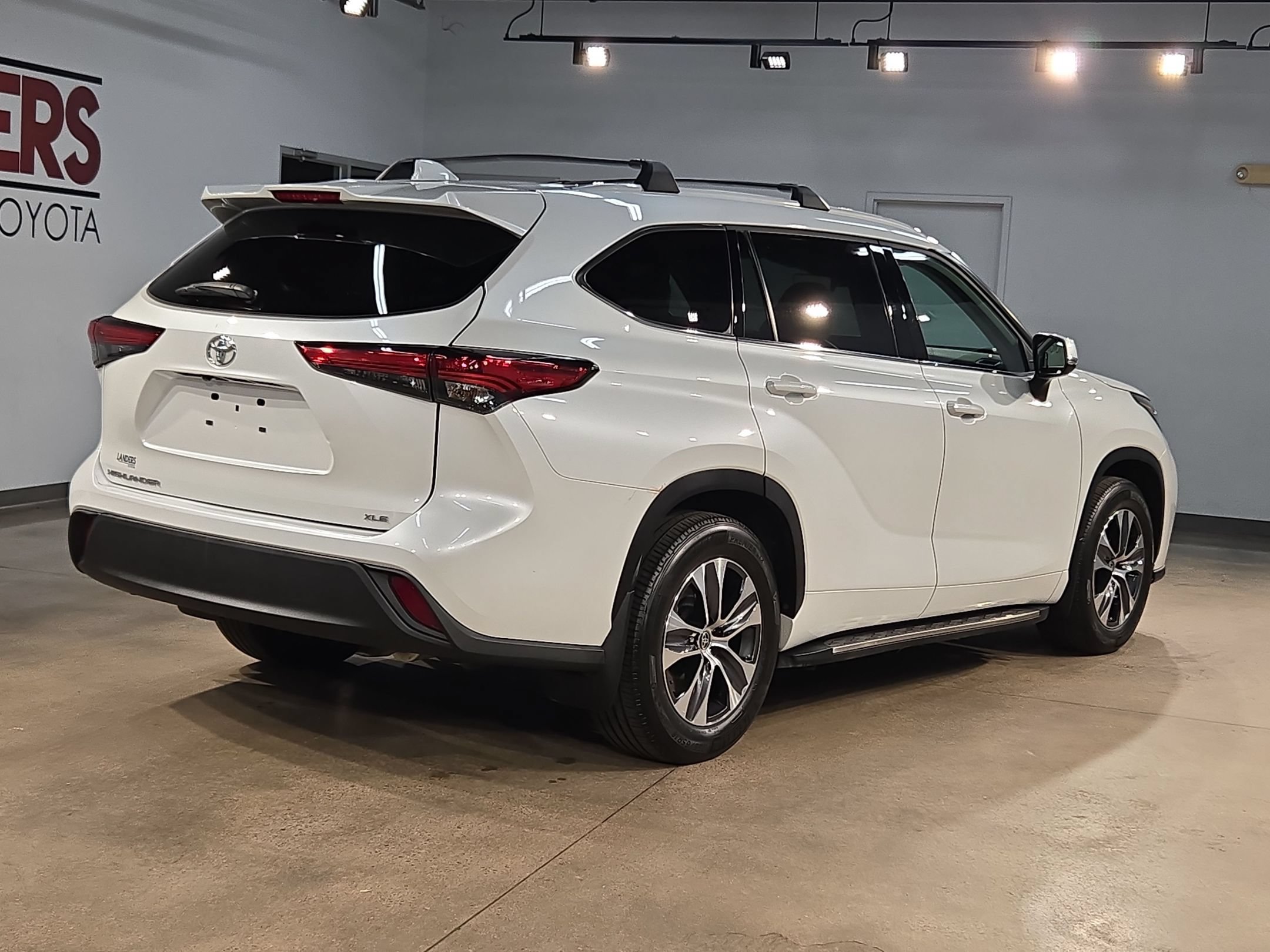 Used 2022 Toyota Highlander XLE FWD image 7