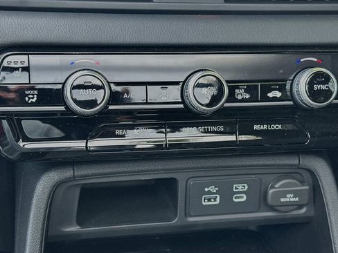 Used 2025 Honda Pilot TrailSport image 18