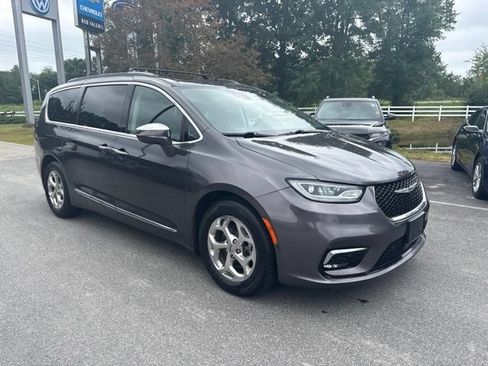 Used 2022 Chrysler Pacifica Limited FWD image 4