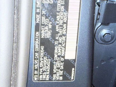 Used 2023 Volvo XC60 B5 Plus image 32