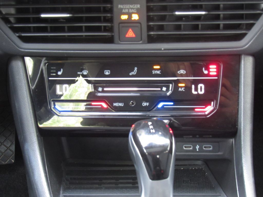 Used 2025 Volkswagen Jetta SE FWD image 28