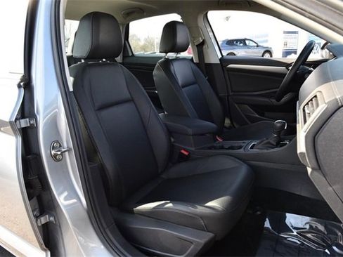 Used 2019 Volkswagen Jetta SE w/ Cold Weather Package image 21