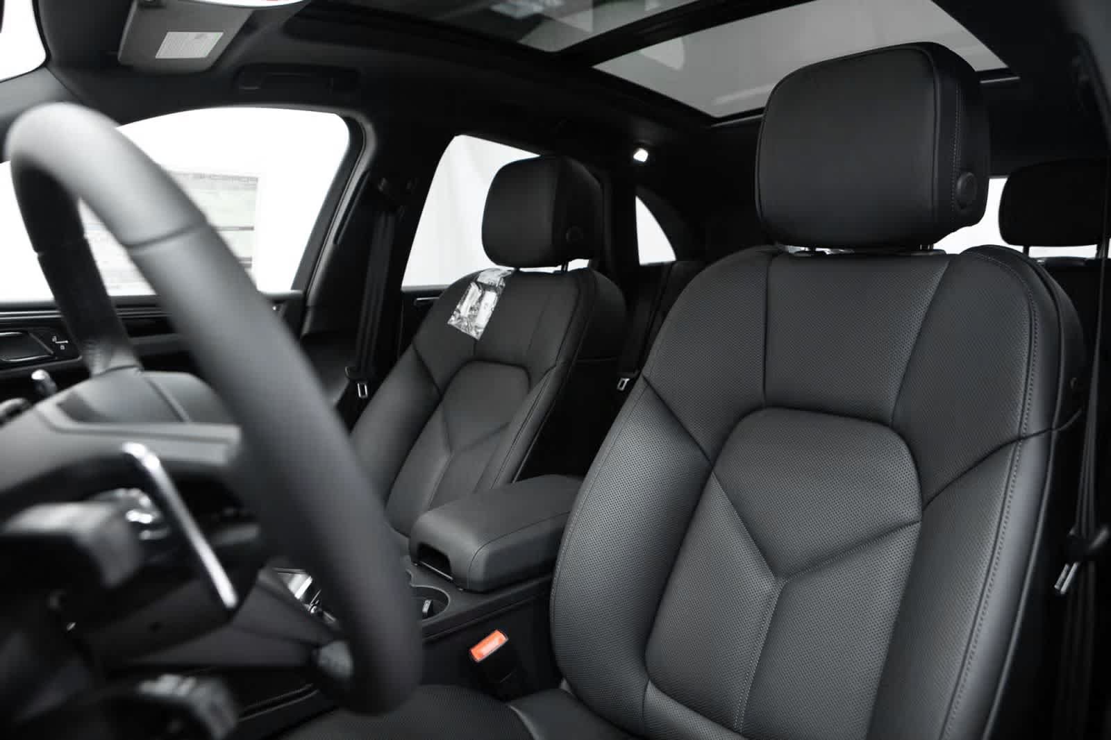 Certified 2026 Porsche Macan AWD/4WD image 6
