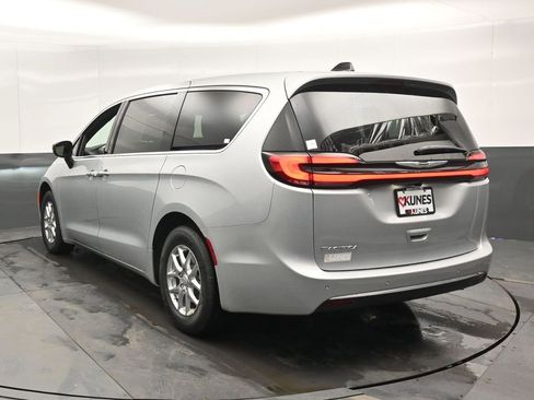 New 2026 Chrysler Pacifica Select image 8