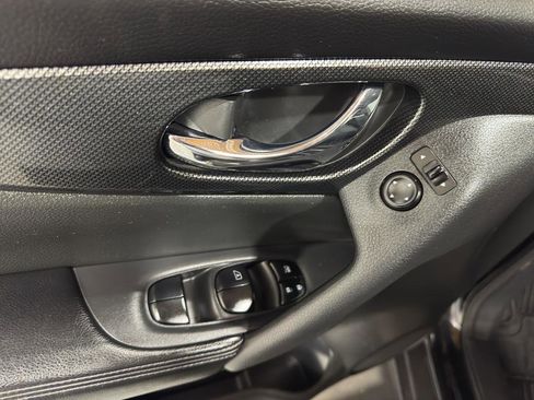 Used 2016 Nissan Rogue SV AWD/4WD image 13