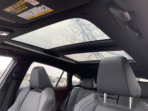 Used 2024 Toyota Venza Limited image 28