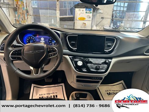 Used 2023 Chrysler Pacifica Touring-L image 14