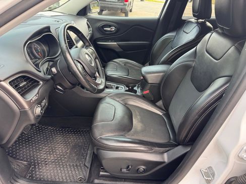 Used 2019 Jeep Cherokee Latitude Plus w/ Cold Weather Group AWD/4WD image 6